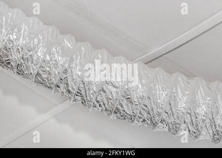 Ventilation tuyau d'air en métal sous plafond dans une usine ou une usine industrielle. Banque D'Images