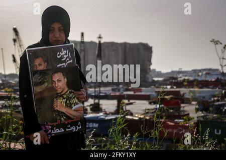 Beyrouth, Liban. 04e mai 2021. La mère de Tharwat Hotiet, qui a été tuée le 4 août, l'explosion massive du port de Beyrouth participe à une cérémonie à l'extérieur du port dévasté pour marquer neuf mois de l'explosion massive qui a tué au moins 207 personnes et blessé près de 6000 personnes. Credit: Marwan Naamani/dpa/Alamy Live News Banque D'Images