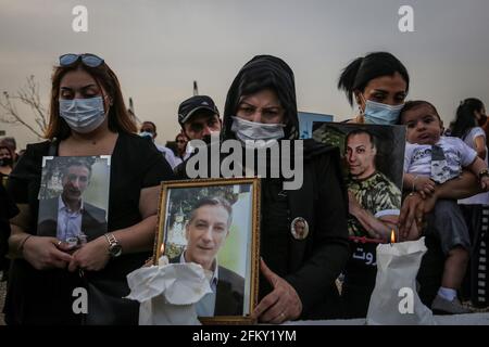 Beyrouth, Liban. 04e mai 2021. Les membres de la famille des personnes tuées dans l'explosion massive du port de Beyrouth le 4 août prennent part à une cérémonie à l'extérieur du port dévasté pour marquer neuf mois de l'explosion massive qui a tué au moins 207 personnes et en a blessé près de 6000. Credit: Marwan Naamani/dpa/Alamy Live News Banque D'Images