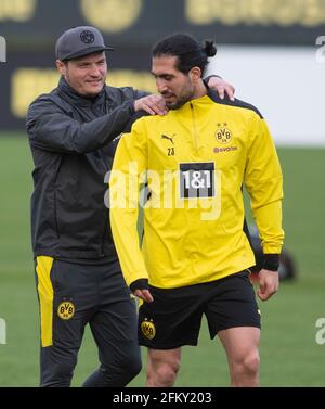 Dortmund, Allemagne. 04e mai 2021. Emre CAN (r) et l'entraîneur Edin Terzic Joke pendant l'entraînement de Borussia Dortmund. Credit: Bernd Thissen/dpa/Alay Live News Banque D'Images