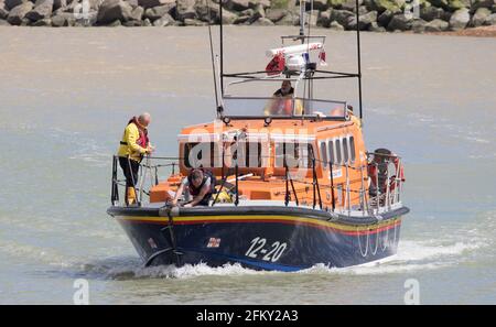 Sovereign Harbour East Sussex, Royaume-Uni. 4 mai 2021. Le bateau de sauvetage tout temps RNLI Mersey de Margate, Leonard Kent, visite en route pour être mis hors service Banque D'Images