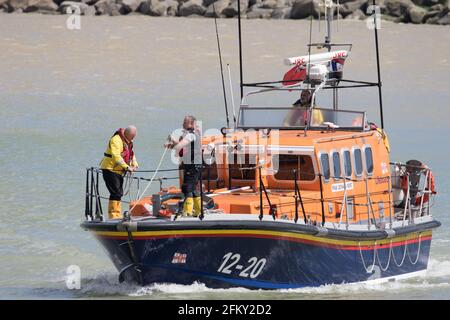 Sovereign Harbour East Sussex, Royaume-Uni. 4 mai 2021. Le bateau de sauvetage tout temps RNLI Mersey de Margate, Leonard Kent, visite en route pour être mis hors service Banque D'Images