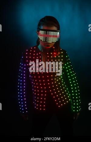 Fille en costume LED sur fond noir Banque D'Images