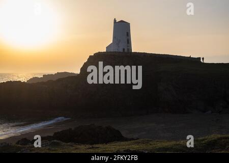 Ynys Llanddwyn,Llanddwyn, Llanddwyn Island,Anglessey,Anglesey,Ynys mon,isle of Anglesey,Island,Coast,Coastal path,Isle of Anglesey Coastal Path,North,Wales,Gallois,GB,Great Britain,Britain,British,UK,United Kingdom,Europe.Ynys Ldwyn est une petite île tidale au large de Yney, Gallois.La colonie la plus proche est le village de Newborough.l'île est d'intérêt géologique avec des laves d'oreiller, des formations de jasper et des dépôts de sable d'aeolian.L'île fait partie de la réserve naturelle nationale de Newborough Warren.Tŵr le phare Mawr marque l'ouest Banque D'Images