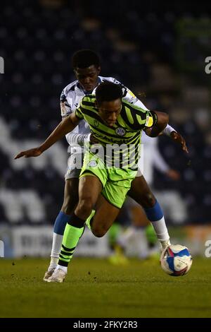 Kwame Poku de Colchester United lutte contre Ebou Adams of Forest Green Rovers - Forest Green Rovers v Colchester United, Sky Bet League Two, The New Lawn, Nailsworth, Royaume-Uni - 27 février 2021 usage éditorial uniquement - restrictions DataCo applicables Banque D'Images