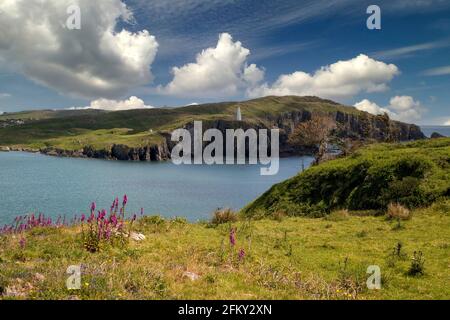 Célèbre Baltimore Beacon vu à travers un étroit détroit de Sherkin Island dans le comté de Cork, Irlande. Banque D'Images