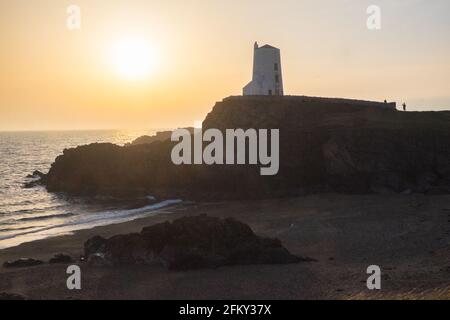 Ynys Llanddwyn,Llanddwyn, Llanddwyn Island,Anglessey,Anglesey,Ynys mon,isle of Anglesey,Island,Coast,Coastal path,Isle of Anglesey Coastal Path,North,Wales,Gallois,GB,Great Britain,Britain,British,UK,United Kingdom,Europe.Ynys Ldwyn est une petite île tidale au large de Yney, Gallois.La colonie la plus proche est le village de Newborough.l'île est d'intérêt géologique avec des laves d'oreiller, des formations de jasper et des dépôts de sable d'aeolian.L'île fait partie de la réserve naturelle nationale de Newborough Warren.Tŵr le phare Mawr marque l'ouest Banque D'Images