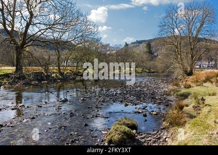 Vu ici est le Lledr Afon (English: River) dans la vallée de Lledr passant près de Dolwyddelan dans le parc national de Snowdonia. Banque D'Images