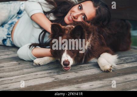 Femme et son portrait préféré de chien Banque D'Images