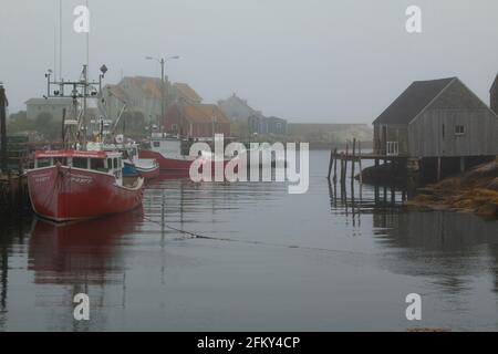 Bateaux de pêche au homard amarrés dans le port de Peggy's Cove, Nouvelle-Écosse, Canada, village de pêche commerciale, brouillard, site d'écotourisme Banque D'Images