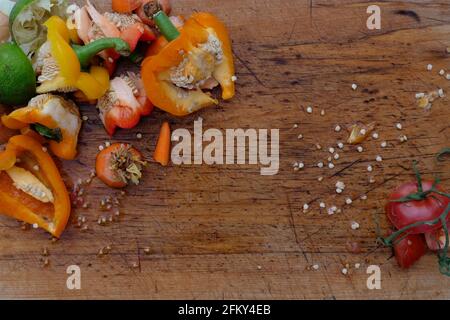 Une variété de fruits et de morceaux de cuisine végétables pour le compostage. Banque D'Images