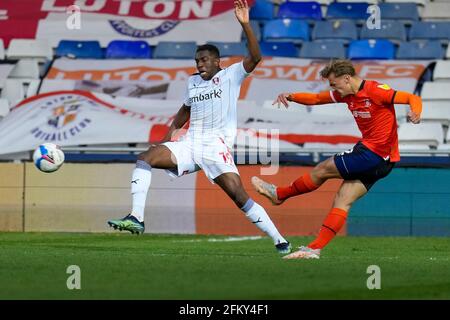Luton, Royaume-Uni. 4 mai 2021. Kiernan Dewsbury-Hall (22) de Luton Town (à droite) tire comme Wes Harding (19) de Rotherham United tente de bloquer pendant le match de championnat Sky Bet entre Luton Town et Rotherham United à Kenilworth Road, Luton, Angleterre, le 4 mai 2021. Photo de David Horn. Crédit : Prime Media Images/Alamy Live News Banque D'Images