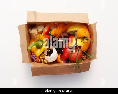 Une variété de fruits et de morceaux de cuisine végétables dans un sac en papier pour compostage. Banque D'Images