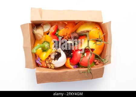 Une variété de fruits et de morceaux de cuisine végétables dans un sac en papier pour compostage. Banque D'Images