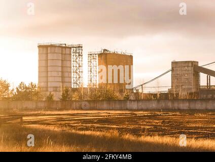 Tour à courroie de convoyeur pour le stockage et la protection de l'alimentation, du grain ou du ciment contre l'exposition à l'eau et à l'air. Silo industrie, fabrication, réservoirs de stockage sur ag Banque D'Images