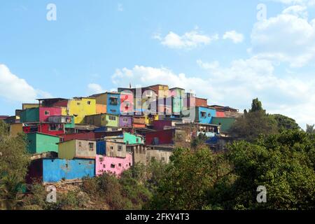 Asko au sommet d'une colline avec une ligne de taudis colorés, Ghatkopar, Mumbai, Maharashtra. Deepya Reddy, Chal rang de campagne en ligne ce bidonville. Banque D'Images