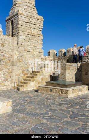 Héraklion, île de Crète, Grèce. L'ancien phare en haut de la forteresse Koules dans la ville d'héraklion. Touristes admirant la vue sur la ville d'Héraklion Banque D'Images