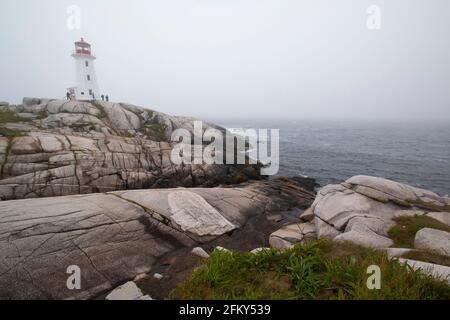 Phare, Peggy's Cove, Atlantique Nord, Nouvelle-Écosse, Canada, rural, écotourisme, iconique, brouillard, point rocheux Banque D'Images