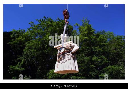 L'statue de Lord Cobham étant installé dans les jardins paysagers de renommée mondiale qu'il a créés à Stowe. La statue originale a été frappée de son point de vue au sommet du plus haut des monuments de Stowes en 1957, quand elle a été frappée par la foudre et l'éclatement.pic David Sandison 30/5/2001 Banque D'Images