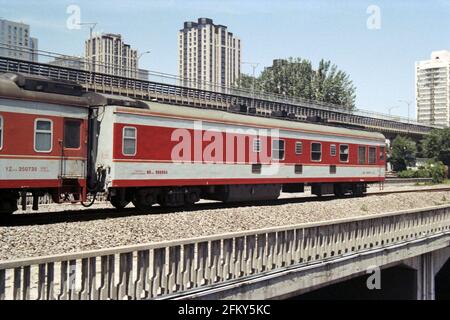 Beijing, Chine - Mai 2016: Un train de passagers sur le pont près de la gare de Qing-hua-yuan. Banque D'Images