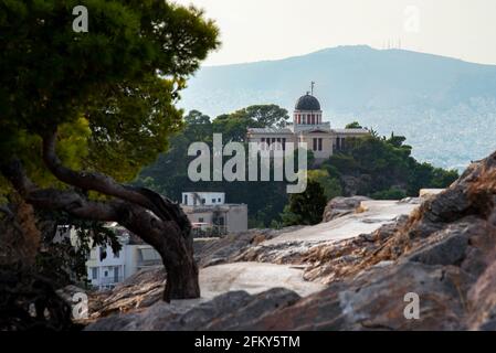 L'Observatoire national de la ville d'Athènes, en Grèce, au sommet de la colline des nymphes, dans le quartier de Thission. Vue depuis la colline d'Areopagus à Plaka sous l'Acropole Banque D'Images