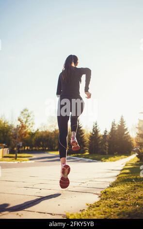 Athlète de course à pied dans le parc. Femme fitness jogging entraînement bien-être concept. Banque D'Images