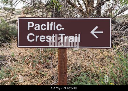 Panneau menant à la célèbre Pacific Crest Trail dans le comté de Los Angeles en Californie. Banque D'Images