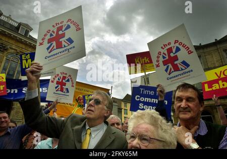 L'élection générale juin 2001 les conservateurs et quelques travailleurs Les partisans écoutent William Hague qui parle à Abingdon Banque D'Images