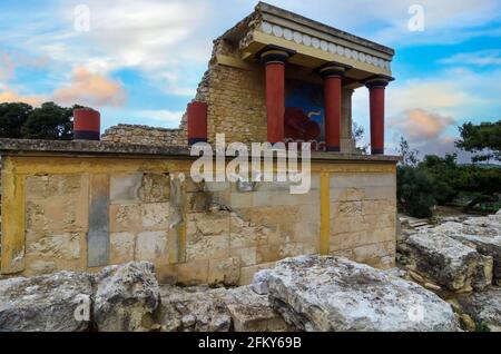 Palais Knossos, Crète, Grèce. Entrée nord restaurée avec la fresque de Charging Bull au célèbre site archéologique du palais Knossos à Héraklion Banque D'Images