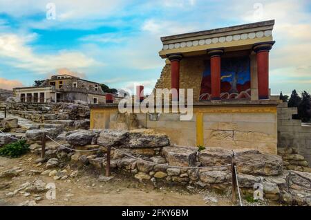 Palais Knossos, Crète, Grèce. Entrée nord restaurée avec la fresque de Charging Bull au célèbre site archéologique du palais Knossos à Héraklion Banque D'Images