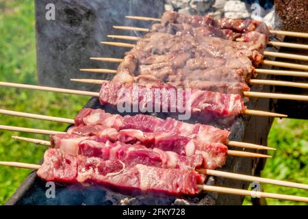 Arrosticini, shish kebab viande traditionnelle de l'Italie, Abruzzes Banque D'Images