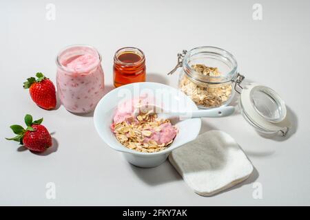 Ingrédients du masque de fraise maison : fraise, yaourt, miel, flocons d'avoine. Produits de soins naturels maison maison maison de bricolage. Banque D'Images