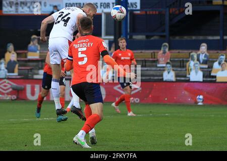 Luton, Royaume-Uni. 04e mai 2021. Michael Smith de Rotherham United (L) dirige un but chanceat. EFL Skybet Championship Match, Luton Town v Rotherham Utd au Kenilworth Road Stadium de Luton, Bedfordshire, le mardi 4 mai 2021. Cette image ne peut être utilisée qu'à des fins éditoriales. Utilisation éditoriale uniquement, licence requise pour une utilisation commerciale. Aucune utilisation dans les Paris, les jeux ou les publications d'un seul club/ligue/joueur. photo par Steffan Bowen/Andrew Orchard sports photographie/Alay Live news crédit: Andrew Orchard sports photographie/Alay Live News Banque D'Images