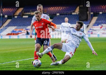 Luton, Royaume-Uni. 4 mai 2021. Kiernan Dewsbury-Hall (22) de Luton Town et Dan Barlaser (26) de Rotherham se sont Unis pendant le match de championnat Sky Bet entre Luton Town et Rotherham se sont Unis à Kenilworth Road, Luton, Angleterre, le 4 mai 2021. Photo de David Horn. Crédit : Prime Media Images/Alamy Live News Banque D'Images