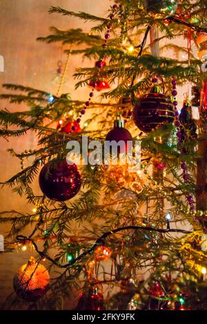 Nouvel an ou Noël en direct décoré avec élégance en épicéa gros plan - Jouets du nouvel an sur fond de branches vertes et feux Banque D'Images