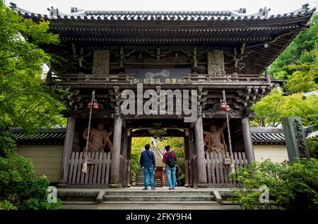 Miyajima, Hiroshima, Japon - 15 septembre 2017 : visiteurs regardant l'entrée de la porte avec des statues des rois nio comme gardes dans le bâtiment en bois de Daish Banque D'Images