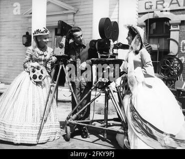 EVA MARIE SAINT MONTGOMERY CLIFT et ELIZABETH TAYLOR sur le set comparaison franche des tailles de film utilisées en 1924 et cela Utilisé dans la nouvelle caméra MGM 65 pour filmer RAINTREE COUNTY 1957 réalisateur EDAWRD DMYTRYK roman Ross Lockridge Jr Métro Goldwyn Mayer Banque D'Images