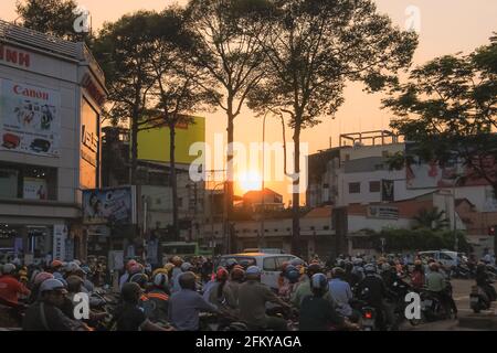 Ho Chi Minh ville, Vietnam - Mars 10 2014: Trafic de pointe occupé des navetteurs d'automobilistes vietnamiens locaux dans le centre-ville de Saigon pendant un vibrant, golde Banque D'Images