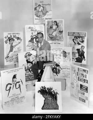 Directeur VINCENTE MINNELLI portrait entouré par des affiches de film de certains de ses succès précédents de la publicité pour son remake mis à jour de LES QUATRE CAVALIERS DE L'APOCALYPSE 1962 pour Metro Goldwyn Payeur Banque D'Images