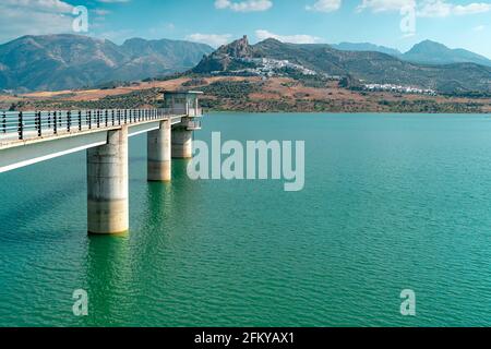 Photographie prise de la route qui entoure le réservoir de Zahara-El Gastor et qui mène à la belle ville blanche de Zahara de la Sierra, localiser Banque D'Images