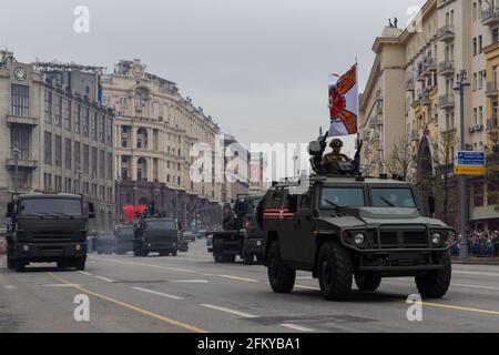 Moscou, Russie. 6 mai 2018. Véhicule blindé avec un drapeau sur la route.répétition de matériel militaire avant la parade de la victoire de 2018 à Moscou. Le passage de l'équipement des ministères du pouvoir de la Fédération de Russie par la rue Tverskaya dans le centre de la ville. Crédit : Mihail Siergiejewicz/SOPA Images/ZUMA Wire/Alay Live News Banque D'Images