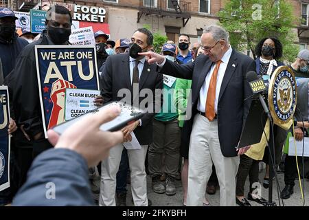 New York, États-Unis. 04e mai 2021. Le sénateur américain Chuck Schumer tient une conférence de presse sur sa proposition du « New Deal vert » visant à remplacer 100 % de la flotte de bus de carburant diesel MTA de New York par des autobus à zéro émission, New York, NY, le 4 mai 2021. Le plan du sénateur Schumer s'étendrait à la flotte de transport public du pays, qui compte environ 70,000 autobus, dont seulement 2 % sont des émissions nulles et qui représentent des millions de tonnes métriques de polluants et de carbone dans l'air. (Photo par Anthony Behar/Sipa USA) crédit: SIPA USA/Alay Live News Banque D'Images