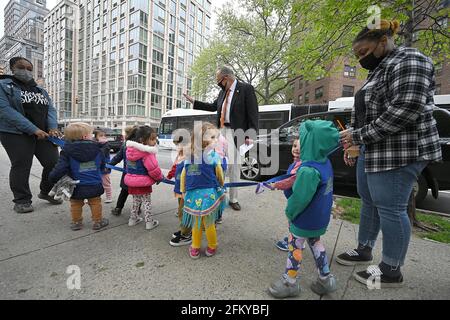 New York, États-Unis. 04e mai 2021. Le sénateur américain Chuck Schumer salue un groupe d'écoliers avant de tenir une conférence de presse sur sa proposition du « New Deal vert » visant à remplacer 100 % de la flotte de bus diesel MTA de New York par des bus à émissions nulles, New York, NY, le 4 mai 2021. Le plan du sénateur Schumer s'étendrait à la flotte de transport public du pays, qui compte environ 70,000 autobus, dont seulement 2 % sont des émissions nulles et qui représentent des millions de tonnes métriques de polluants et de carbone dans l'air. (Photo par Anthony Behar/Sipa USA) crédit: SIPA USA/Alay Live News Banque D'Images