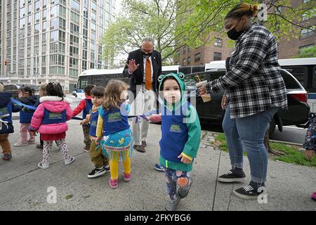 New York, États-Unis. 04e mai 2021. Le sénateur américain Chuck Schumer salue un groupe d'écoliers avant de tenir une conférence de presse sur sa proposition du « New Deal vert » visant à remplacer 100 % de la flotte de bus diesel MTA de New York par des bus à émissions nulles, New York, NY, le 4 mai 2021. Le plan du sénateur Schumer s'étendrait à la flotte de transport public du pays, qui compte environ 70,000 autobus, dont seulement 2 % sont des émissions nulles et qui représentent des millions de tonnes métriques de polluants et de carbone dans l'air. (Photo par Anthony Behar/Sipa USA) crédit: SIPA USA/Alay Live News Banque D'Images