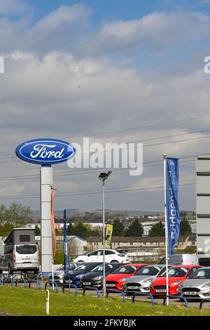 Bridgend, pays de Galles - avril 2021 : affiche au-dessus des voitures exposées dans un concessionnaire Ford Motor Company Banque D'Images