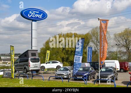 Bridgend, pays de Galles - avril 2021 : affiche au-dessus des voitures exposées dans un concessionnaire Ford Motor Company Banque D'Images