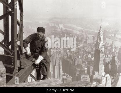 Par Lewis Hine, 1930. Old-timer, -- se tenir avec les garçons. Beaucoup de travailleurs structurels sont au-dessus de l'âge moyen. Empire State [Bâtiment]. New York, New York. 1998 impression. Dossiers de l'Administration des projets de travail. (69-RP-4K-1) Banque D'Images