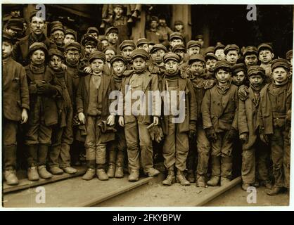 Titre : les garçons travaillant dans disjoncteur disjoncteur Ewen of Pennsylvania Coal Co. pour certains de leurs noms étiquettes voir 1927 à 1930. Location : South Pittston, Maine. Numéro d'appel : LOT 7477, no. 1941[P&P] rechercher un enregistrement de groupe en ligne (lien) Sujets connexes NUMÉRO DE REPRODUCTION : LC-DIG-nclc-01130 (fichier numérique couleur de b&w impression originale) LC-USZ62-12876 (b&w film copie négative) INFORMATIONS SUR LES DROITS DE L'homme : Pas de restrictions connues sur la publication. Moyen : 1 tirage photographique. Créé/Publié : janvier 1911. Organisateur : Hine, Lewis Wickes, 1874-1940, photographe. NOTES : Titre de NCLC capti Banque D'Images