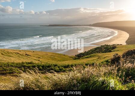 Coucher de soleil panoramique sur la baie de Tuluku depuis le point de vue de Florence, île du Sud de la Nouvelle-Zélande Banque D'Images