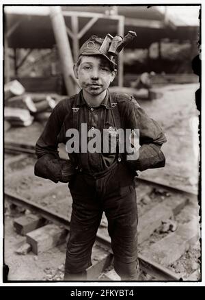 Titre : Tipple Boy, (voir photo 150) Turquie Mine Bouton, Macdonald, W. Va. Témoin E. N. In Clopper. Emplacement : MacDonald, West Virginia. Numéro d'appel : LOT 7477, no. 0146[P&P] LC-H5- 146 Vérifiez l'enregistrement de groupe en ligne (lien) Sujets connexes NUMÉRO DE REPRODUCTION : LC-DIG-nclc-01068 (fichier numérique couleur de b&w impression originale) LC-DIG-nclc-05361 (b&w fichier numérique à partir de la vitre d'exposition négative) LC-USZ62-20506 (b&w film copie négative) INFORMATIONS SUR LES DROITS DE L'homme : Pas de restrictions connues sur la publication. Moyen : 1 tirage photographique. 1 négatif : vitrage ; 5 x 7 in. Créé/Publié : août 1908. CREATO Banque D'Images